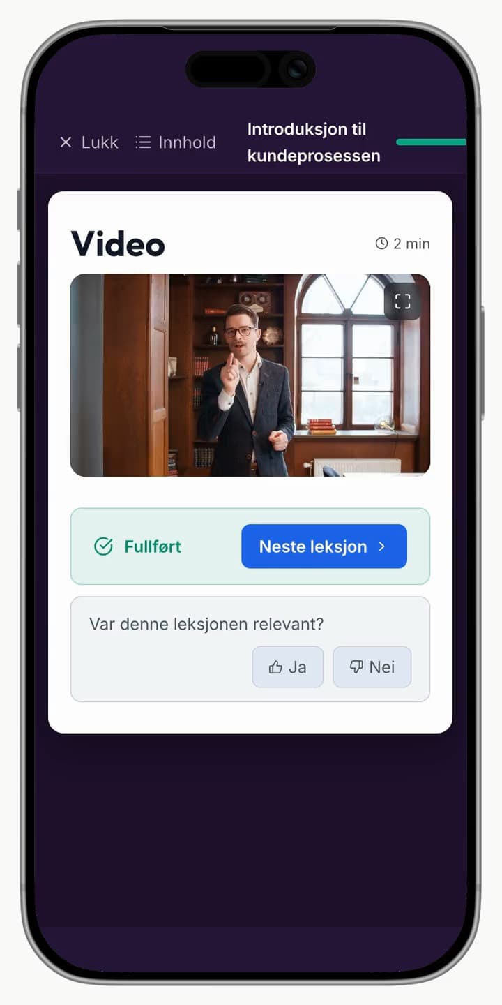 Film uten lyd, på en mobil, med et eksempel fra et salgskurs: en medarbeider trykker opp en kursfilm med Ramo Ridderberg i fullskjerm, blar gjennom en praktisk oppgave, svarer på en quiz om hva kunden må ha svar på før de sier ja, og øver på en kundesamtale i Qboost der AI spiller en kunde som vil ha rabatt med en gang. Filmen slutter med TTI Group-logoen.